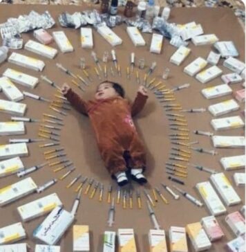 Matt Taylor, je elektroinženjer koji tvrdi da ima dokaze da se u Covid vakcinama nalaze nanočipovi koji se sami sastavljaju kad su podvrgnuti elektromagnetskom zračenju.