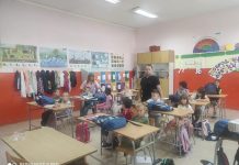 Ambasada României distribuie rechizite școlare copiilor din Homolje